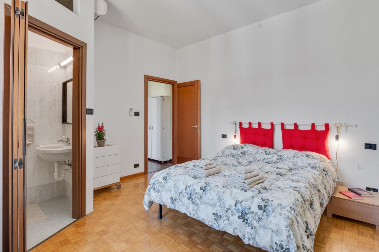 Oltretorrente Ampio Appartamento Con Balconi Parma Exteriör bild