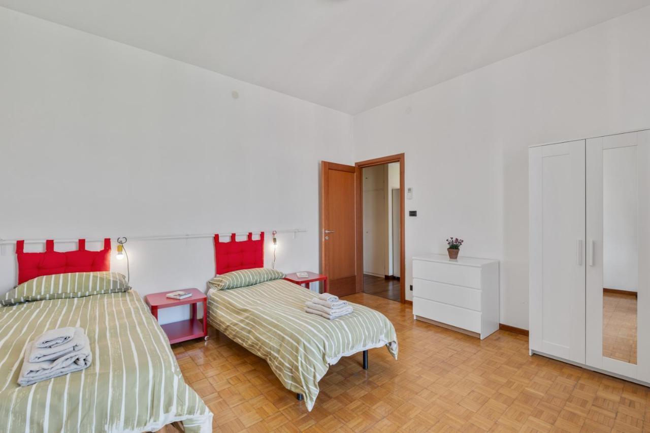 Oltretorrente Ampio Appartamento Con Balconi Parma Exteriör bild